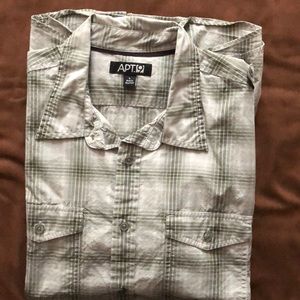 Men’s short sleeve Apt.9 button shirt large